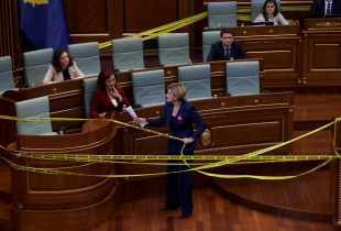 Mimoza Kusari - Lila ne Kuvend dhe Haki Abazi duke vendosur shirita te policise ne foltore