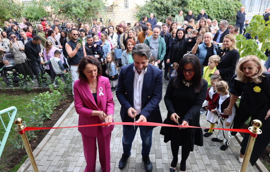 Kryetari i Prishtinës, Përparim Rama gjatë përurimit të çerdhes