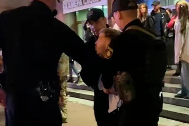 Burrat e Ukrainës nxirren zvarrë nga lokalet për të luftuar