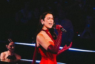 Pop-ylli Dua Lipa shoqërohej nga orkestra e përbërë nga 53 instrumentistë derisa pasuroi sallën prestigjioze të Londrës, “Royal Albert Hall”, me imazhin e saj të veçantë