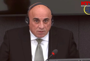 Fadil Geci duke deshmuar ne Dhomat e Specializuara