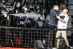 Juan Roman Riquelme duke parandaluar perleshjen e tifozeve