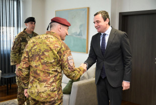 Kryeministri i Kosoves, Albin Kurti me komandantin e KFOR-it, Enrico Barduani