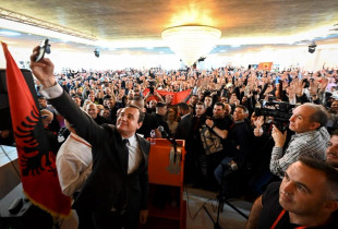 Albin Kurti gjate nje tubimi ne Koeln