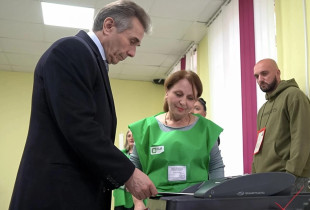 Bidzina Ivanishvili duke votuar