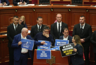 Opozita ne Shqiperi bllokon foltoren e Kuvendit