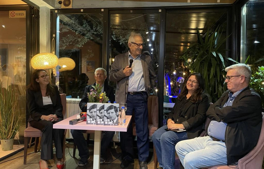 Midis miqsh e kolegësh, të hënën mbrëma në Prishtinë është përuruar libri “Jeta me laps” i Xheladin Rexhepit që sjell rrëfimin e gazetarit të shquar, Nehat Islami