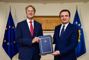 Albin Kurti duke e pranuar Raportin e Vendit nga Aivo Orav