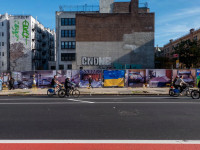 Phil Buehler, një artist me bazë në Brooklyn i specializuar në instalacione publike gjigante me tema politike, gjatë një udhëtimi në Ukrainë muajin e kaluar i kishte realizuar këto fotografi, të cilat bashkohen në instalacionin “Empty Beds” në Nju-Jork