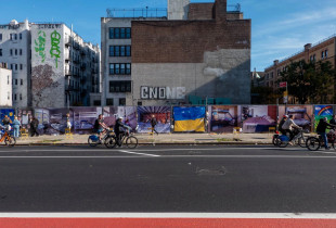 Phil Buehler, një artist me bazë në Brooklyn i specializuar në instalacione publike gjigante me tema politike, gjatë një udhëtimi në Ukrainë muajin e kaluar i kishte realizuar këto fotografi, të cilat bashkohen në instalacionin “Empty Beds” në Nju-Jork