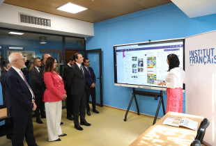 Kryeministri Albin Kurti, bashkë me ambasadorin e Francës në Kosovë, Oliver Guerot në Institutin francez