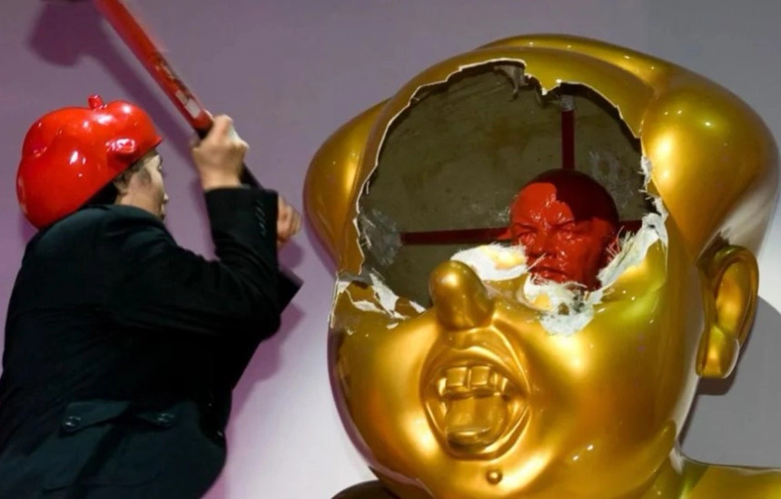 Vëllezërit Gao janë të njohur për skulpturat e tyre provokuese, të cilat kritikojnë themeluesin e Republikës Popullore të Kinës, Mao Ce Dun dhe regjimin e tij