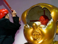 Vëllezërit Gao janë të njohur për skulpturat e tyre provokuese, të cilat kritikojnë themeluesin e Republikës Popullore të Kinës, Mao Ce Dun dhe regjimin e tij