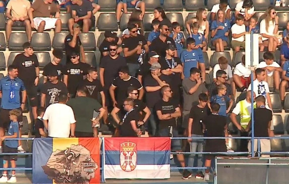 Flamuj të Serbisë në stadium, ndërpritet ndeshja e kampiones së Kosovës