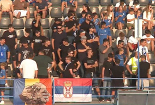 Flamuj të Serbisë në stadium, ndërpritet ndeshja e kampiones së Kosovës