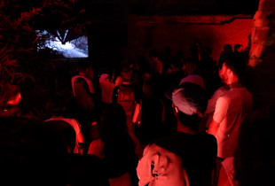 Rëndom arti çon vëmendjen te Tulltorja. Të enjten mbrëma aty tingulli ka qenë “lëndë e parë” e përpunimit në hapësirën që e “ndërtonte” gjithë vendin