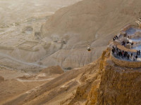 E vendosur në një pllajë të lartë të shkretëtirës me pamje nga Deti i Vdekur, Kalaja e Masadës u pushtua nga Sicari, një fraksion ekstremist i rebelëve zelotë hebrenj. Tani është një nga atraksionet më të famshme turistike të Izraelit