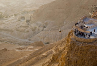 E vendosur në një pllajë të lartë të shkretëtirës me pamje nga Deti i Vdekur, Kalaja e Masadës u pushtua nga Sicari, një fraksion ekstremist i rebelëve zelotë hebrenj. Tani është një nga atraksionet më të famshme turistike të Izraelit