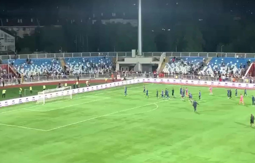 “Marre, marre” - Tifozët fishkëllejnë futbollistët pas humbjes nga Rumania