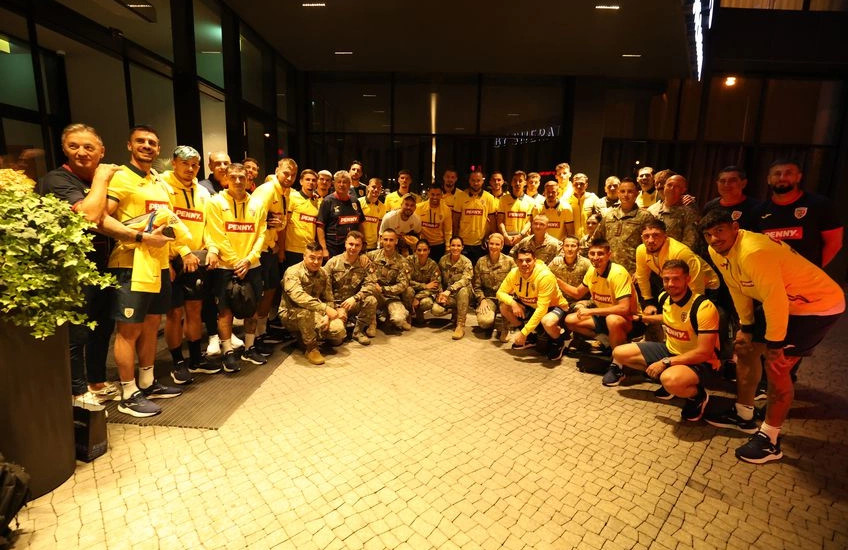 Futbollistët e Rumanisë me pjesëtarët rumunë të KFOR-it