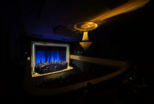 Në skenën e festivalit “MareMeum”, Kori i Filharmonisë në dirigjimin e Rafet Rudit ka thurur rrëfime në Ditën e Shenjtërimit të Nënë Terezës (Foto: Arben Llapashtica)