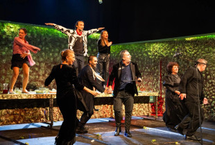 Skenë nga shfaqja “Tartufi” në Festivalin e Teatrove në Ferizaj