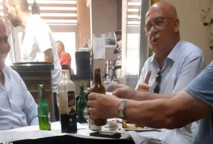 Prokurorë e gjykatës në orar të punës pinë alkool me të pandehur