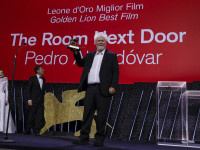 Pedro Almodóvar me “Luanin e Artë” në edicionin e 81-të të Festivalit të Filmit në Venecie (Foto: AP)