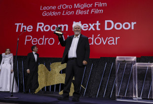 Pedro Almodóvar me “Luanin e Artë” në edicionin e 81-të të Festivalit të Filmit në Venecie (Foto: AP)