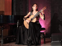 Në repertorin që zbërthen plot pasion e thellësi që vetëm një kitarë e vetme mund të realizojë denjësisht, Anabel Montesinos ka futur edhe Astor Piazzolan, Isaac Albeniz, Agustin Barrios e Manuel Poncen (Foto: Kushtrim Hoti)