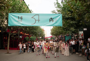 I largët është imazhi i ngjarjes dikur me të sotmin. Shenjat e Festivalit tash janë kudo dhe haptazi thërrasin publikun për të ndjekur rrëfimet e radhës që vijnë nga arti teatror në një tjetër edicion