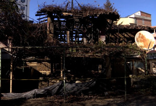 Shtëpia e familjes Koroglu në Mitrovicë, më 1 nëntor të vitit të kaluar, një ditë pas zjarrit për të cilin dyshohej se ishte i qëllimshëm