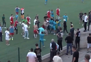 Pamje nga dhuna në ndeshjen Deçani - Prizreni