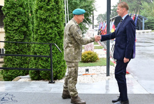 Komandanti i misionit të NATO-s në Kosovë, KFOR, gjeneralmajor Oezkan Ulutash, ka pritur të martën në takim të sapoemëruarin e Zyrës së BE-së në Kosovë, Aivo Orav