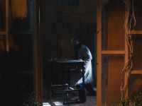 Skenë nga filmi “Okarina” me skenar të Albana Mujës nën regji të Alban Zogjanit. Në foto: Jehon Gorani në rolin e Shaqës