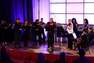 Tejet modeste ka qenë skena krahasuar me programin që është luajtur në hapje të “KamerFestit” e me nivelin e muzikantëve vendorë dhe të franco-rusit Vadim Tchijik