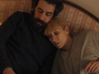 “This is not a Love Song” është në garën e filmave të metrazhit të gjatë në “PriFest”, ndërkaq me premierën e tij audiencës i ofroi freski kinematografike, qasje të pjekur në filmbërje. Është rrëfim intim që thyen klishe në film