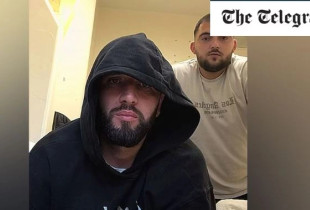 Dy prej katër emigrantëve shqiptarë në qendrën e emigracionit gjatë videos live në TikTok