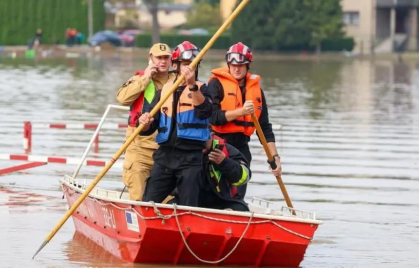 Ekipet e shpetimit duke lundruar me barke ne Poloni per te arritur te personat ne nevoje
