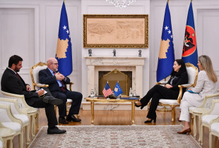 Presidentja Vjosa Osmani në takim ambasadorin e ShBA-së në Kosovë, Jeffrey Hovenier