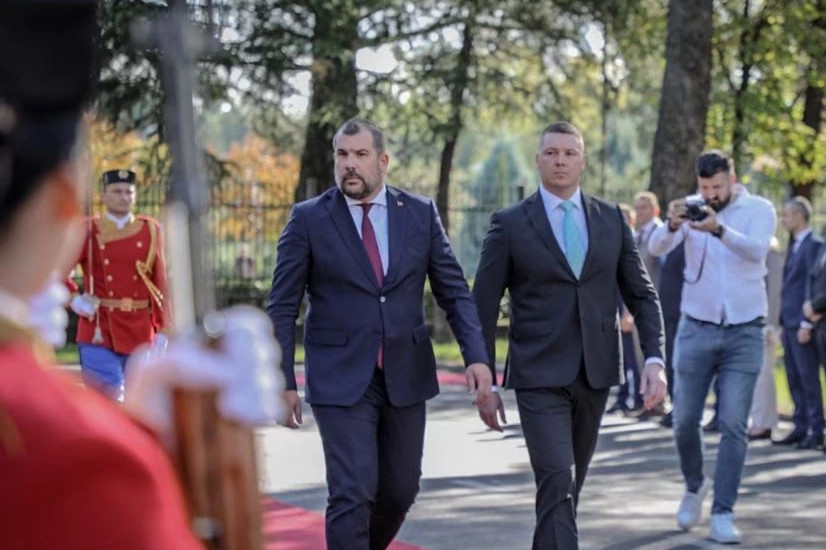 Ish-ministri i Mbrojtjes i Malit të Zi, Filip Axhiq(djathtas), dhe pasuesi i tij Dragan Krapoviq, më 1 nëntor 2023.