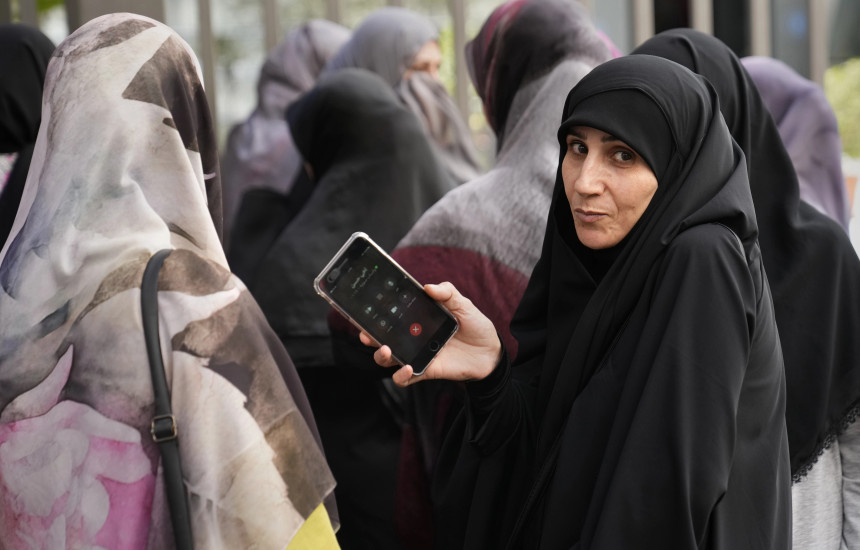 Nje grua me telefon ne Liban