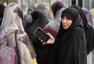 Nje grua me telefon ne Liban