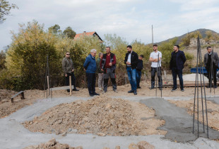 Ministri i Brendshëm, Xhelal Sveçla dhe ai i Administrimit të Pushtetit Lokal, Elbert Krasniqi, patën marrë pjesë në gurthemelin e një shtëpie në veri