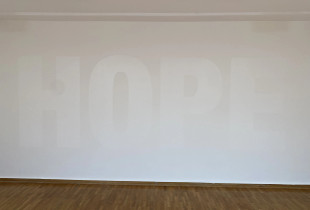 HOPE ne nje nga muret ne ekspoziten e Dren Maliqit