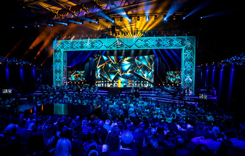 Shkëlqimi duke fshehur imazhin e vërtetë të Sallës së djegur