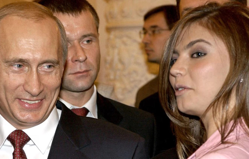 Presidenti Vladimir Putin dhe gjimnastja Alina Kabayeva në një ngjarje të Kremlinit më 2004