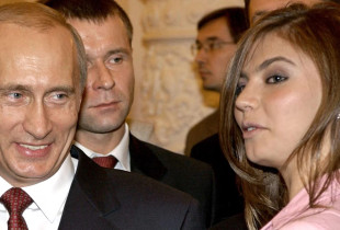Presidenti Vladimir Putin dhe gjimnastja Alina Kabayeva në një ngjarje të Kremlinit më 2004