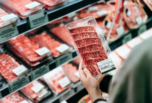 Kemikalet që lëshon plastika në ushqim shkaktojnë kancer të gjirit