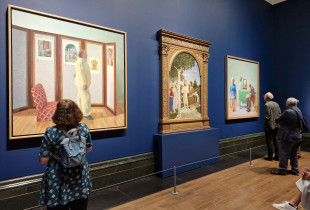 Pamje e instalimit të ekspozitës “Hockney and Piero: A Longer Look” në “National Gallery” në Londër